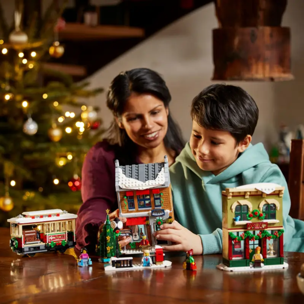 LEGO LEGO LEGO Powered Up Holiday Main Street (10308)