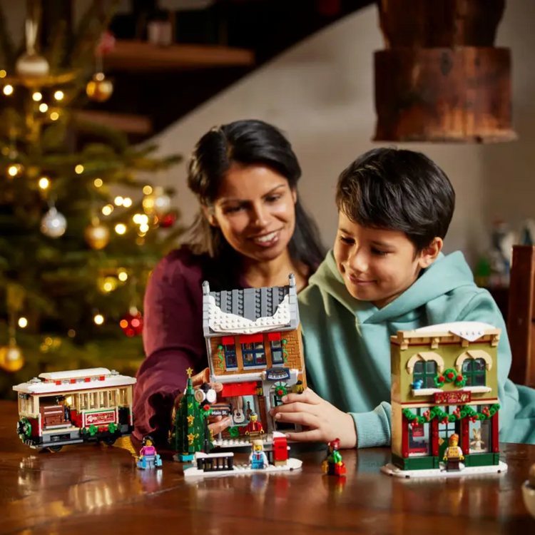 LEGO LEGO LEGO Powered Up Holiday Main Street (10308)